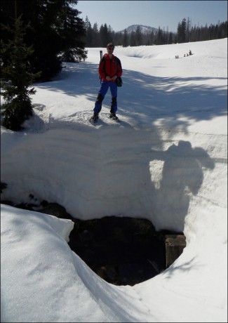 17. 3. 2012. Solidní vrstva sněhu na břehu Roklanského potoka. Za zády vykukuje Roklan.