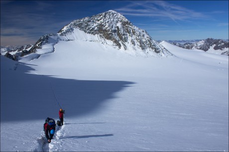 Nad ledovcem vyčnívá vrchol Hint. Brochkogel vysoký 3.635 m n. m.