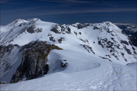 Výhled z vrcholu Eiskogel z výšky 2.321 m n. m.