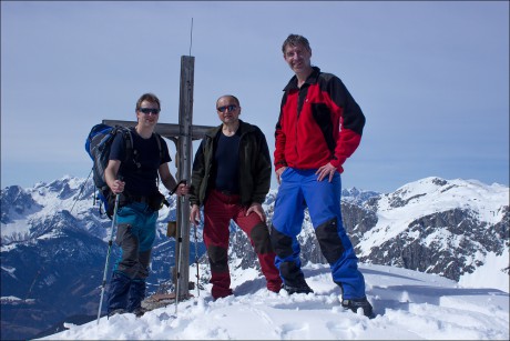 Tradiční vrcholová fotka u kříže na vrcholu Eiskogelu ve výšce 2.321 m n. m.