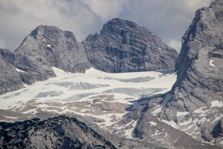 Dachstein s Gosausským ledovcem od jezere Vorderer Gosausee.