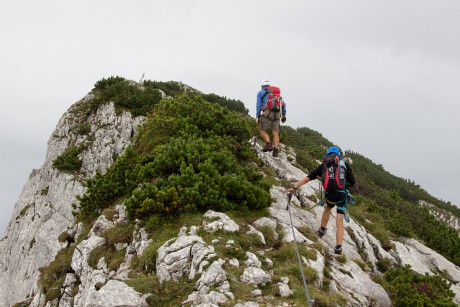 Přicházíme ke kříži na vrcholu Donnerkogelu ve 2.054 m n. m.