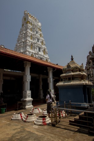 Poprvé uvnitř hinduistického chrámu. Templ Munneswaram.
