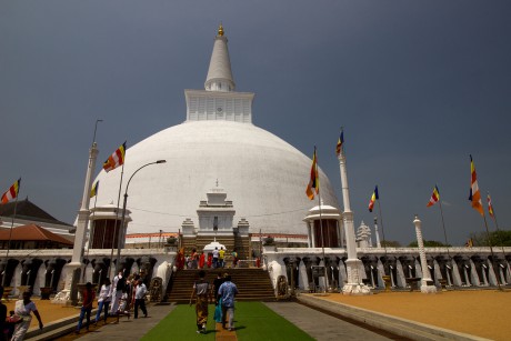 Stupa je svojí výškou 103 metrů jednou z nejvyšších starověkých památek na světě. 