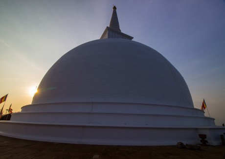 Večerní stupa na kopci Aradhana Gala.
