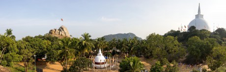 Buddhistický areál na kopci Aradhana Gala vysokého 250 m n. m. nad městem Mihintale.
