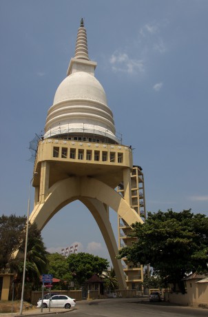 Betonová stupa Sambodhi Chaitya v Kolombu se začala stavět v roce 1956.