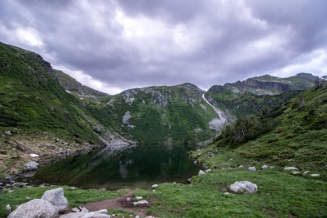 Večer u jezera Unterer Kaltenbachsee v 1.750 m n. m.