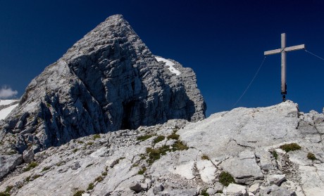 Vlastní vrchní část Schermbergu s výběžkem Schermbergu vysokého 2.204 metrů a nazvaného Almtaler Köpfl.