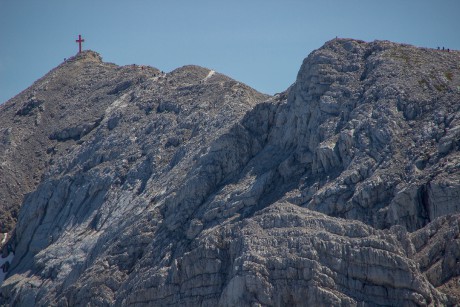 Nejvyšší kopec v Totes Gebirge Gr. Priel s vrcholem v nadmořské výšce 2.515 metrů.