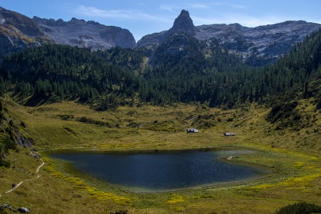 Jezero Funtensee se špičatým vrcholem Schottmalhorn vysokým 2.225 metrů. 
