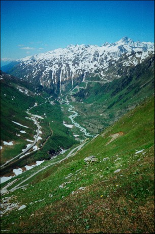 Na sedle Furka. Dole je obec Gletschun a vpravo vyčnívá Finsteraarhorn - 4.274 m n. m.