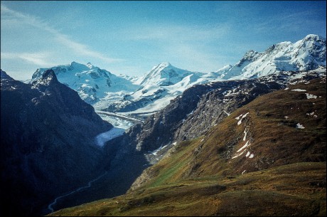 Monte Rosa s Dufourspitzem - 4.654 m n. m. a Lyskammem uprostřed - 4.527 m n. m.