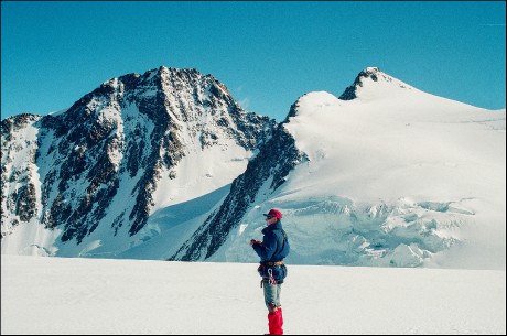 Na sedle Lyskammu - 4.246 m n. m. V pozadí Dufourspitze - 4.634 m n. m. a Zumsteinspitze - 4.563 m n. m.