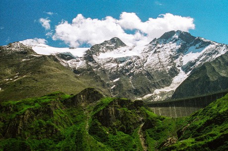 60 m vysoká hráz přehrady Mooserboden s Bratschenkopfem, Klockerinem i Wiesbachhornem.