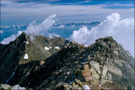 Výhled z vrcholu Wiesbachornu na jeho nižší protějšek.