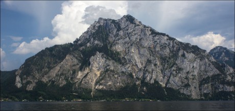 Traustein vysoký 1.691 metrů nad hladinou Traunského jezera s hladinou v nadm. výšce 423 metrů.