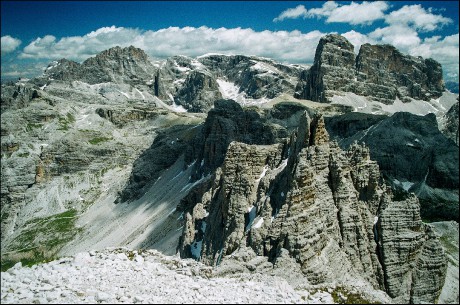 Výhled z vrcholu Paternkofelu na Elfer (Cima Undici) - 3.092 m n. m. a Zwolferkofel - 3.094 m n. m.