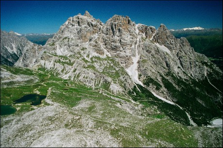 Schusterplatte - 2.957 m n. m. Vzadu bělostně září rakouský Glockner.