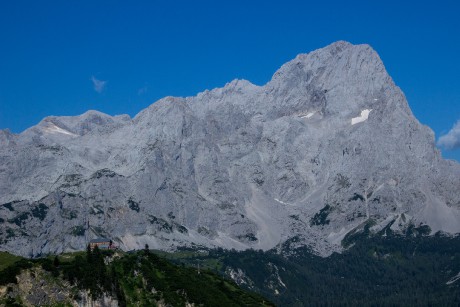 Mohutný masív Torsteinu vysokého 2.948 metrů. 