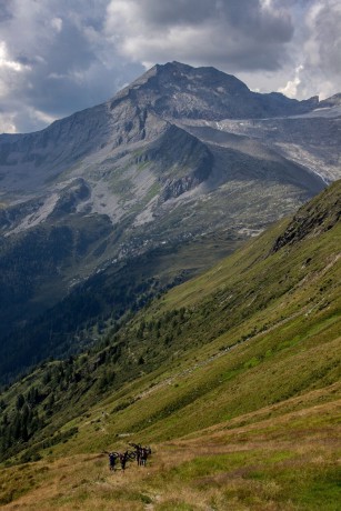 Cyklisté na vyjížďce v pozadí s kopcem Blauer Kofel s vrcholem v nadmořské výšce 2.862 metrů. 