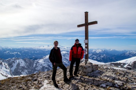 Na kopci Großes Tragl s vrcholem v nadmořské výšce 2.184 metrů.