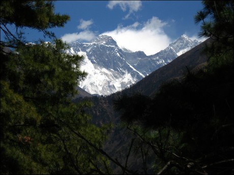 První pohled na Mount Everest a Lhotse.