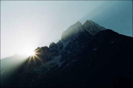 Východ Slunce přes Thamserku - 6.618 m n. m.