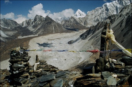 Ledovec Nuptse z Chhukhung Ri - 5.415 m n. m. Nad ledovcem vykukuje Pumo Ri. Vzadu je vidět Cho Oyu - 8.201 m n. m.