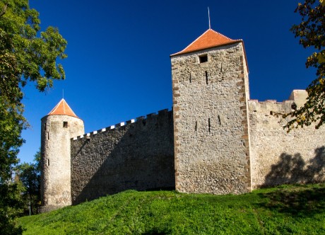 Zbytky opevnění hradu.