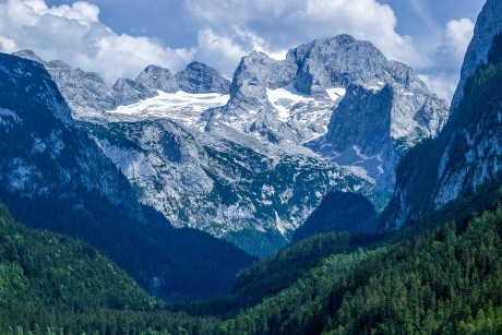 Dachstein a Torstein nad jezerem.