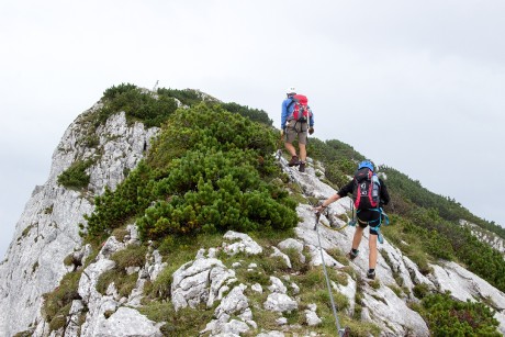 Přicházíme ke kříži na vrcholu Donnerkogelu ve 2.054 m n. m.