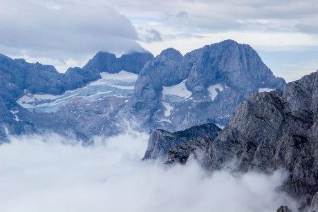 Pohled z vrcholu Donnerkogelu na Mitterspitze a Dachstein nad Gosauským ledovcem.