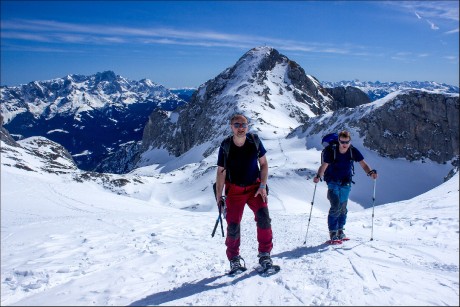 Za námi vyčnívá Tauernkogel vysoký 2.247 m n. m.