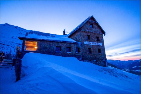 Přicházíme na chatu Dümler ve výšce 1.495 m n. m.