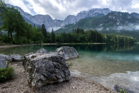  Jezero v nadm. výšce 664 metrů je dlouhý 1,1 km dlouhá a téměř půl kilometru široký s největší hloubkou 33 metrů.