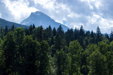 Hocheck zespoda zakrývající zbytek masívu Watzmannu.