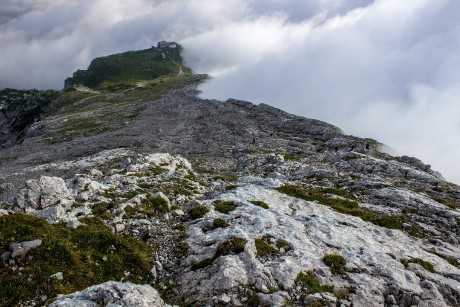 Watzmannhaus hluboko pod námi se v oblačnosti skvěle vyjímá.