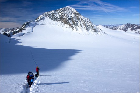 Nad ledovcem vyčnívá vrchol Hint. Brochkogel vysoký 3.635 m n. m.