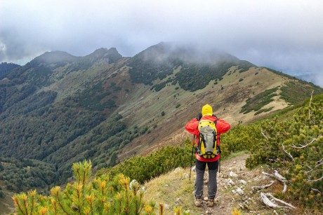 Před námi jsou na hřebeni Stratenec vysoký 1.513 metů.