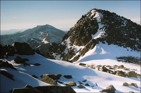 Krásné mrazivé ráno pod vrcholem Chopku - 2.024 m n. m. Vzadu v oparu se ukazuje Ďumbier.