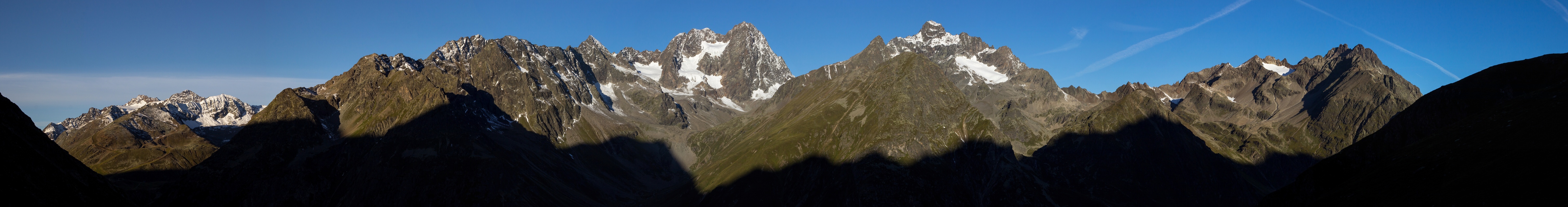 Ranní panorama hřebenu na druhé straně údolí potoka Pitze.  