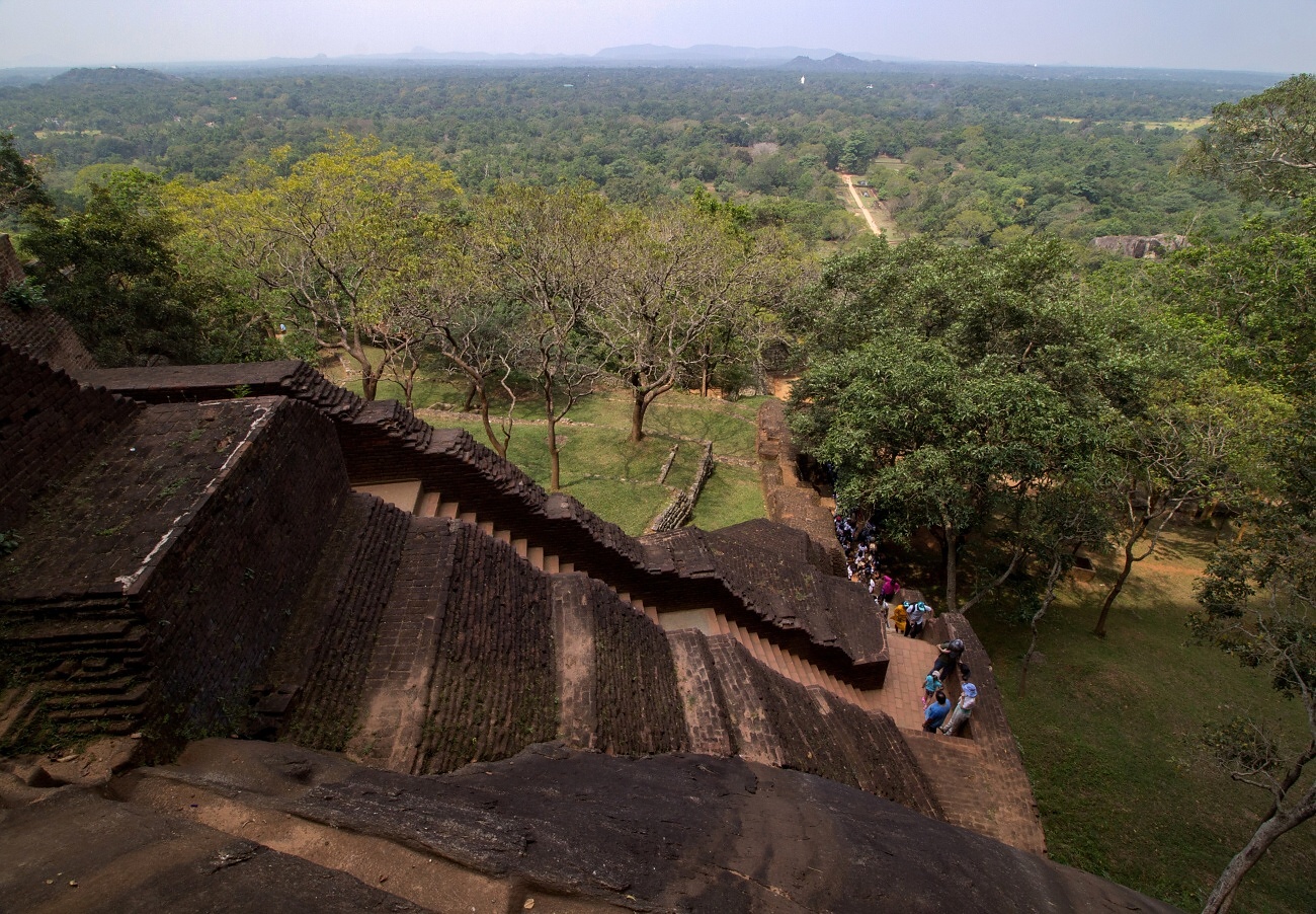 Stoupáme na skálu Sigiriya.