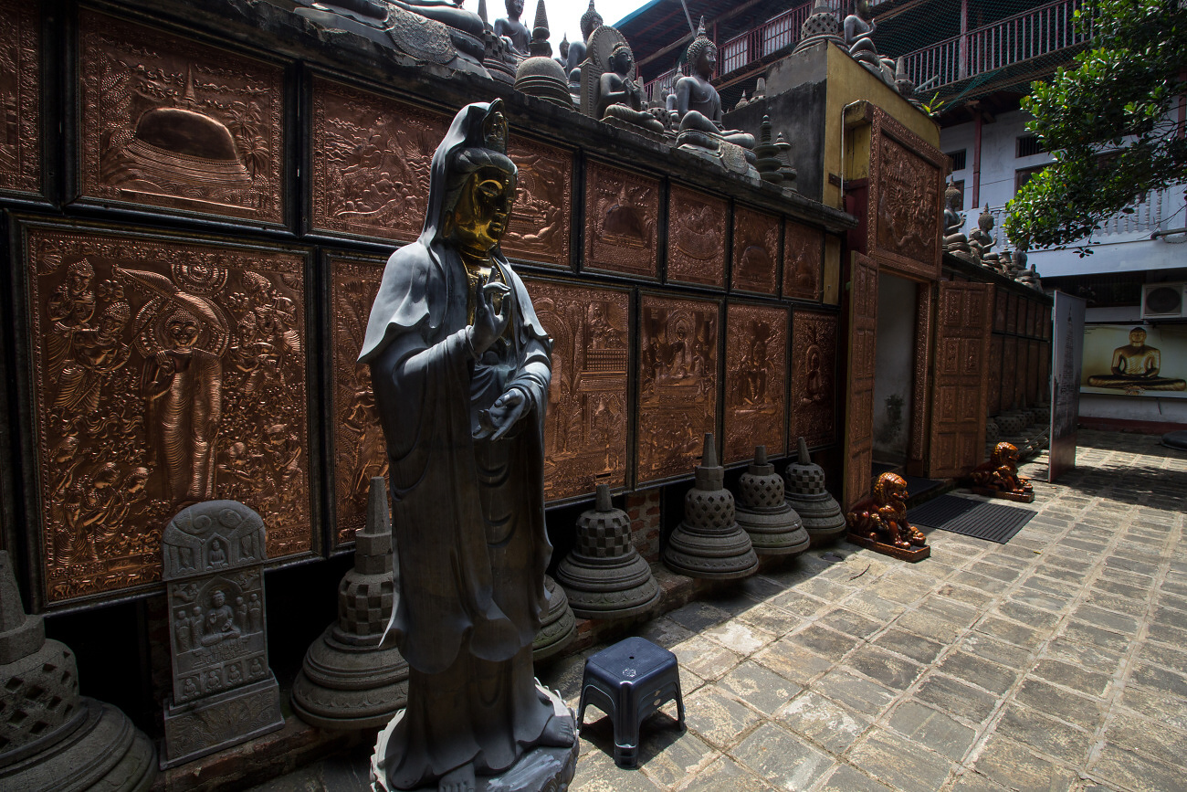 V neskutečném skladišti Gangaramaya Temple v Kolombu.