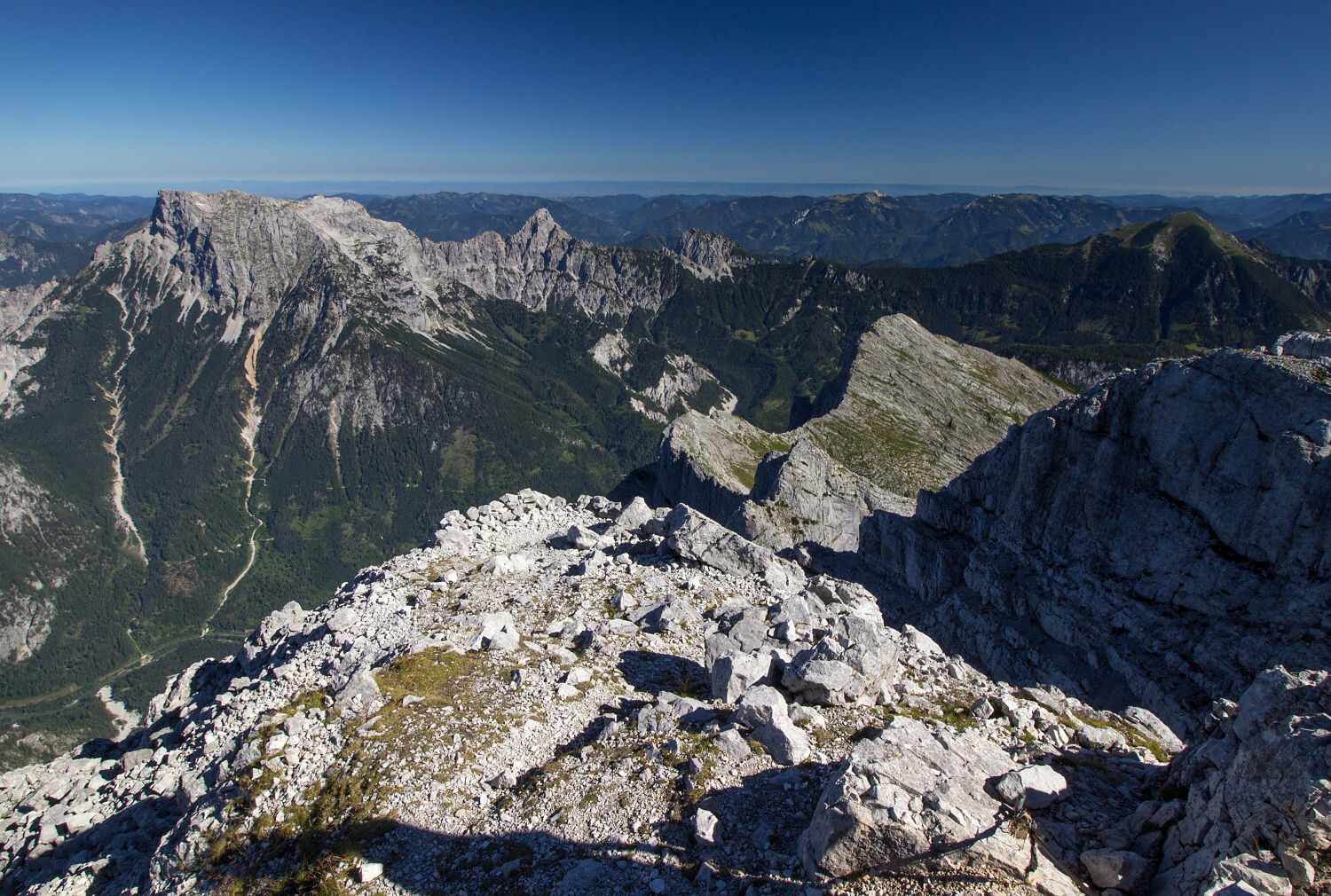 Pohled z vrcholu Hochtoru na sever.