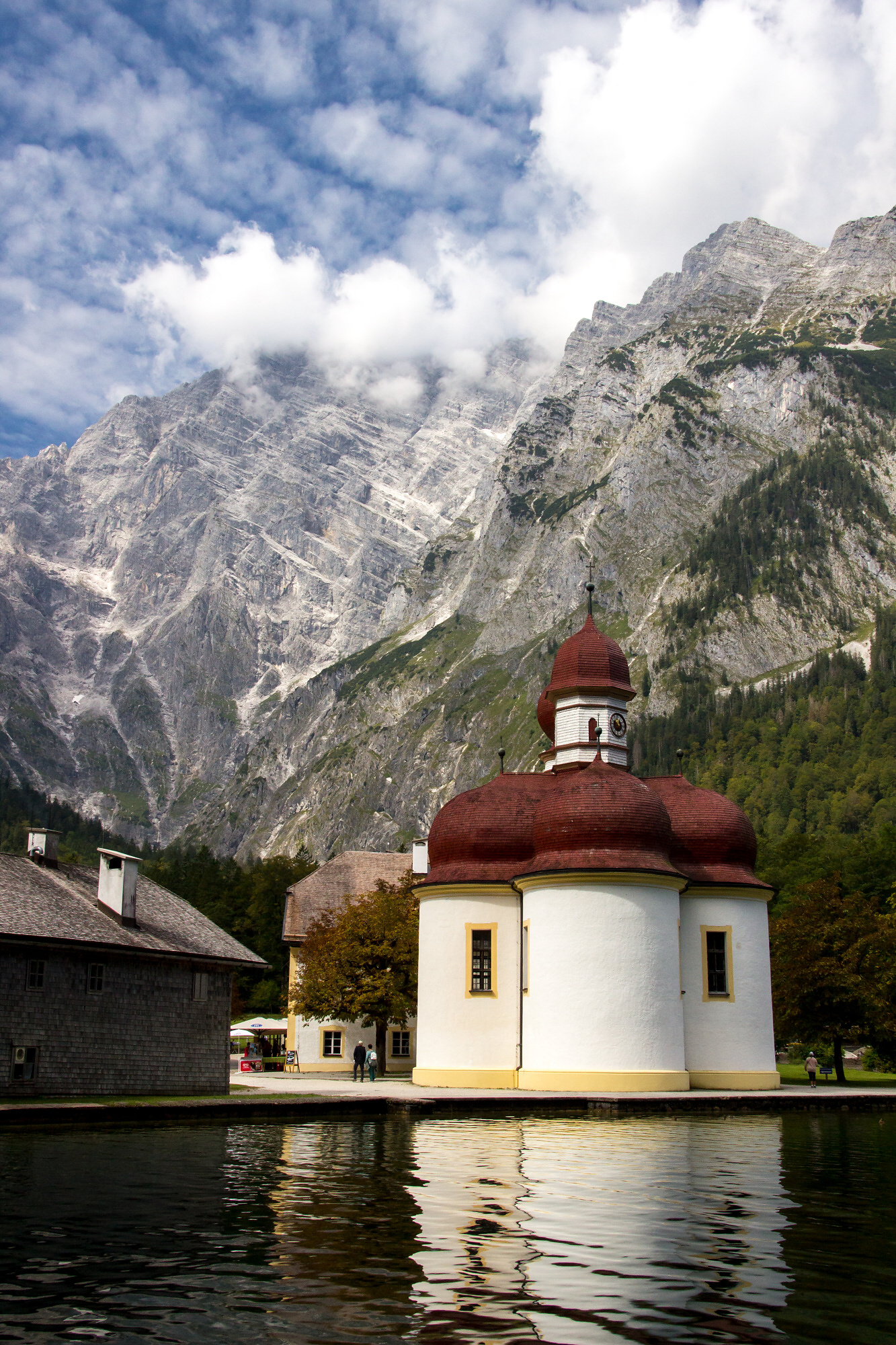 Východní stěna Watzmannu nad kostelem svatého Bartoloměje na břehu jezera Königsee.