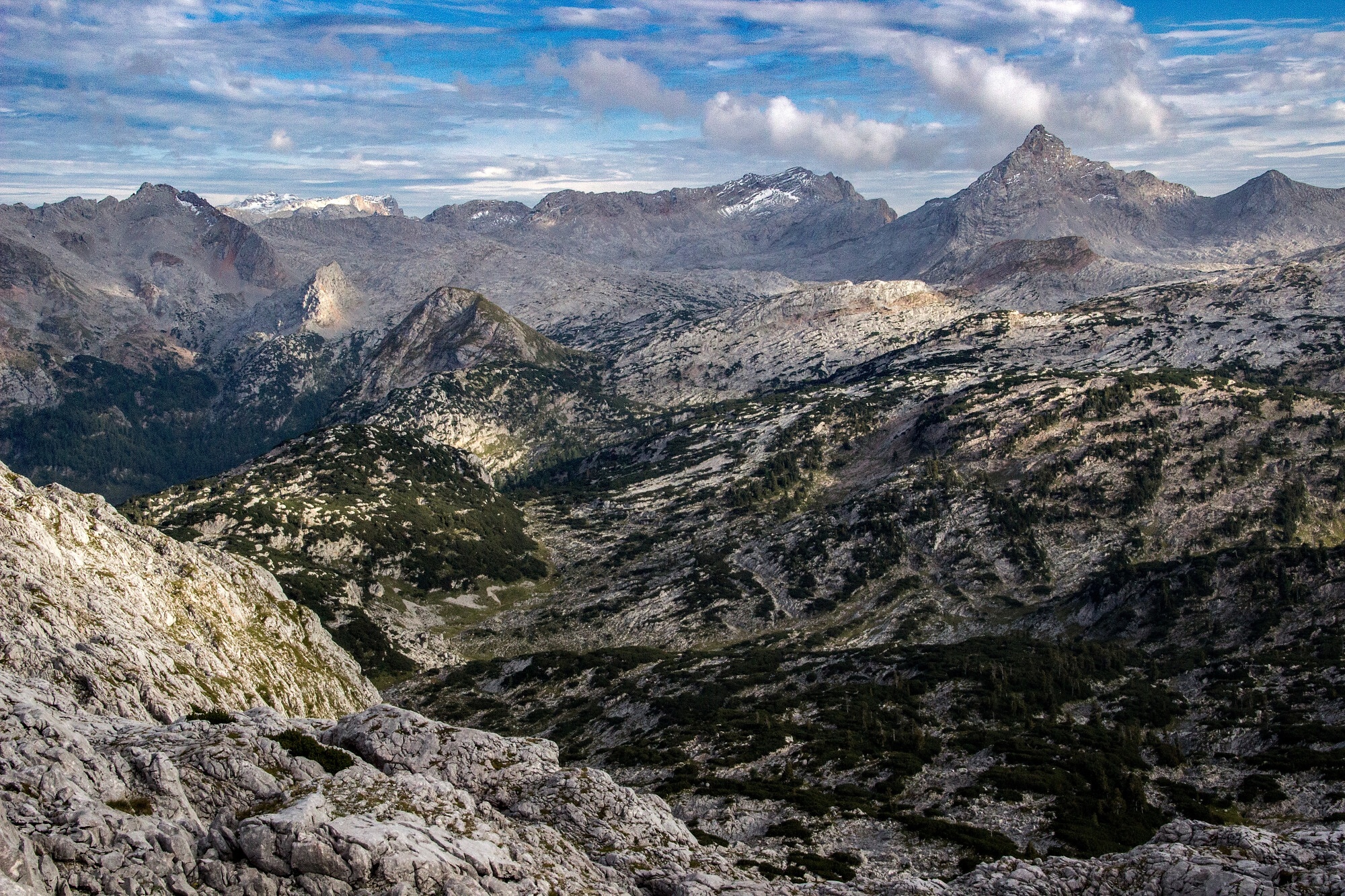 Horská krajina Steinernes Meer v Bertechgadenských Alpách.