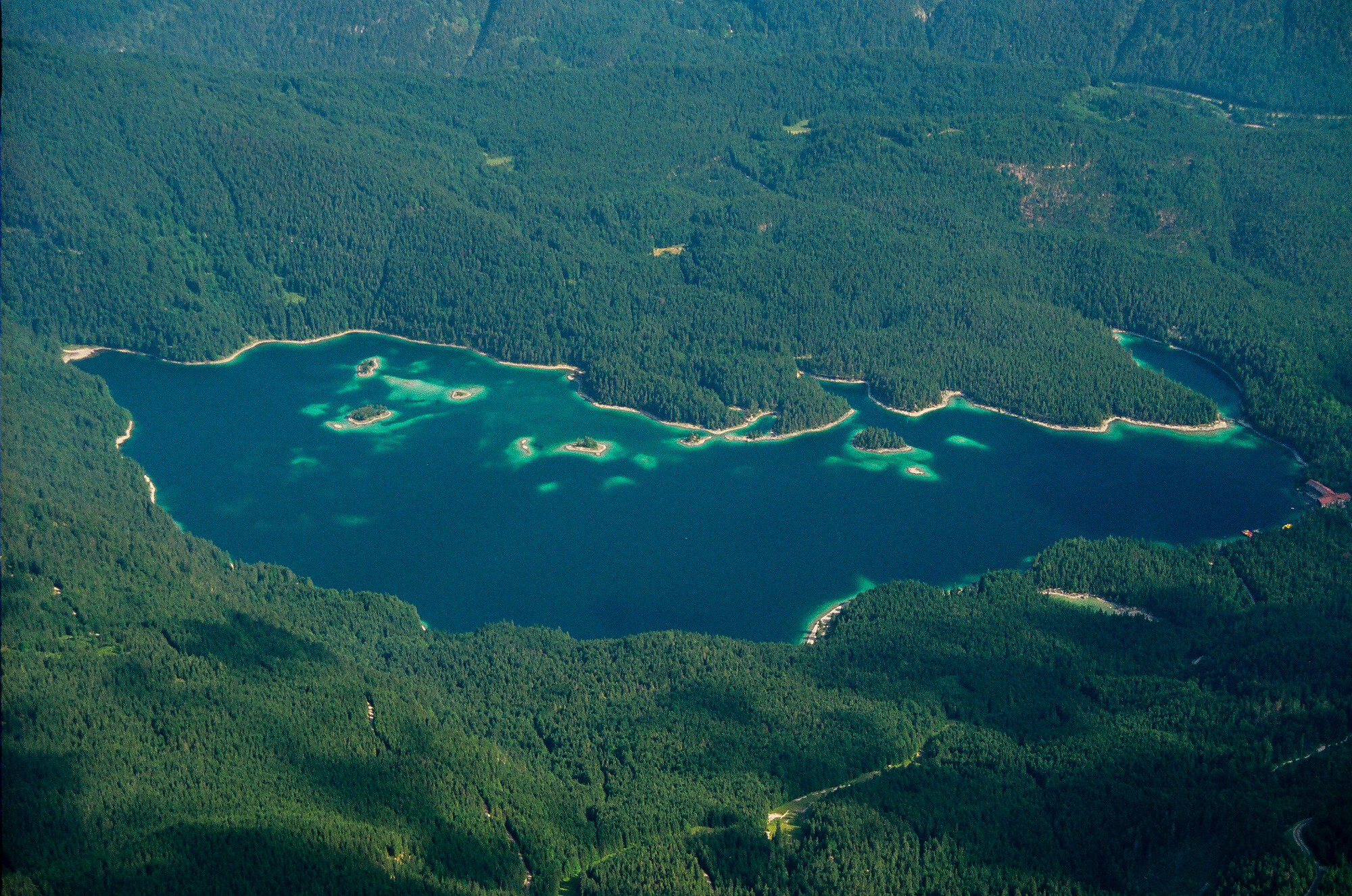 Jezero Eibsee z dvoukilometrové výšky.