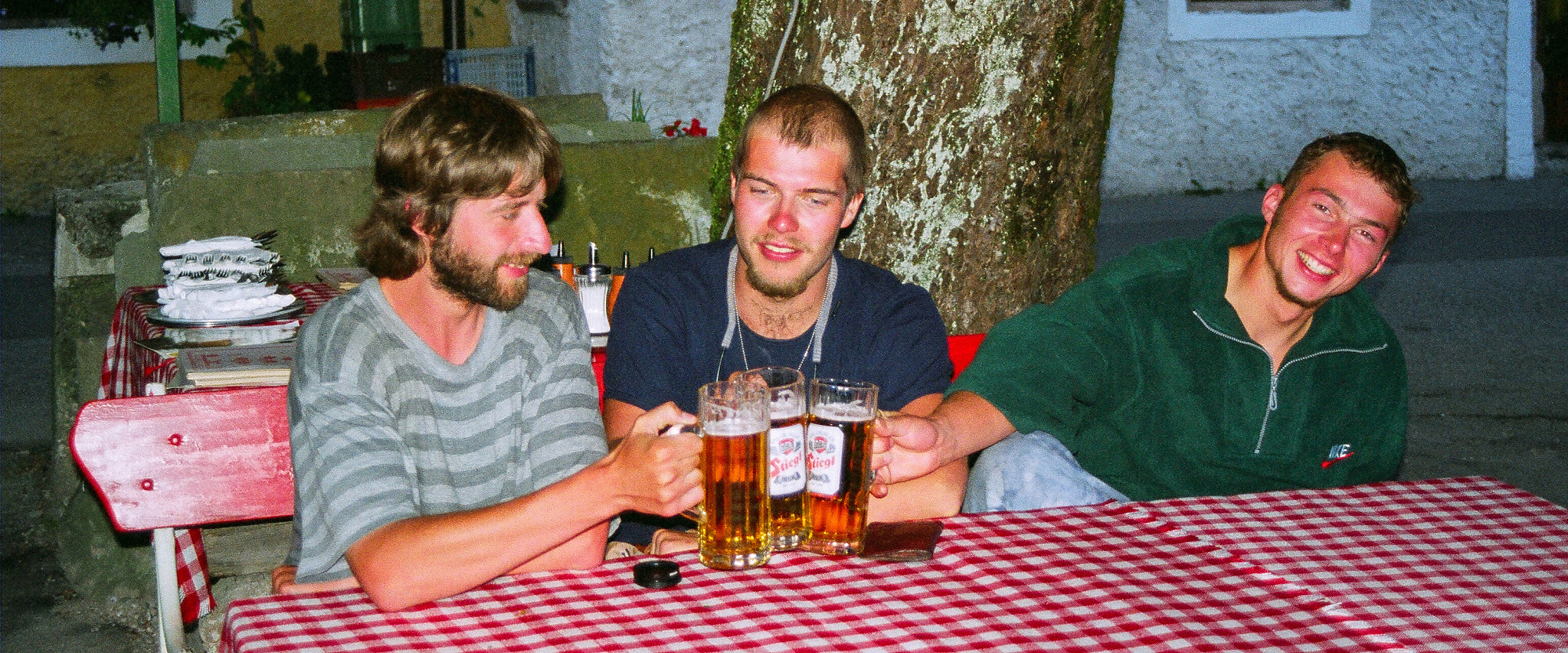 Zasloužené pivo v Hallstattu.