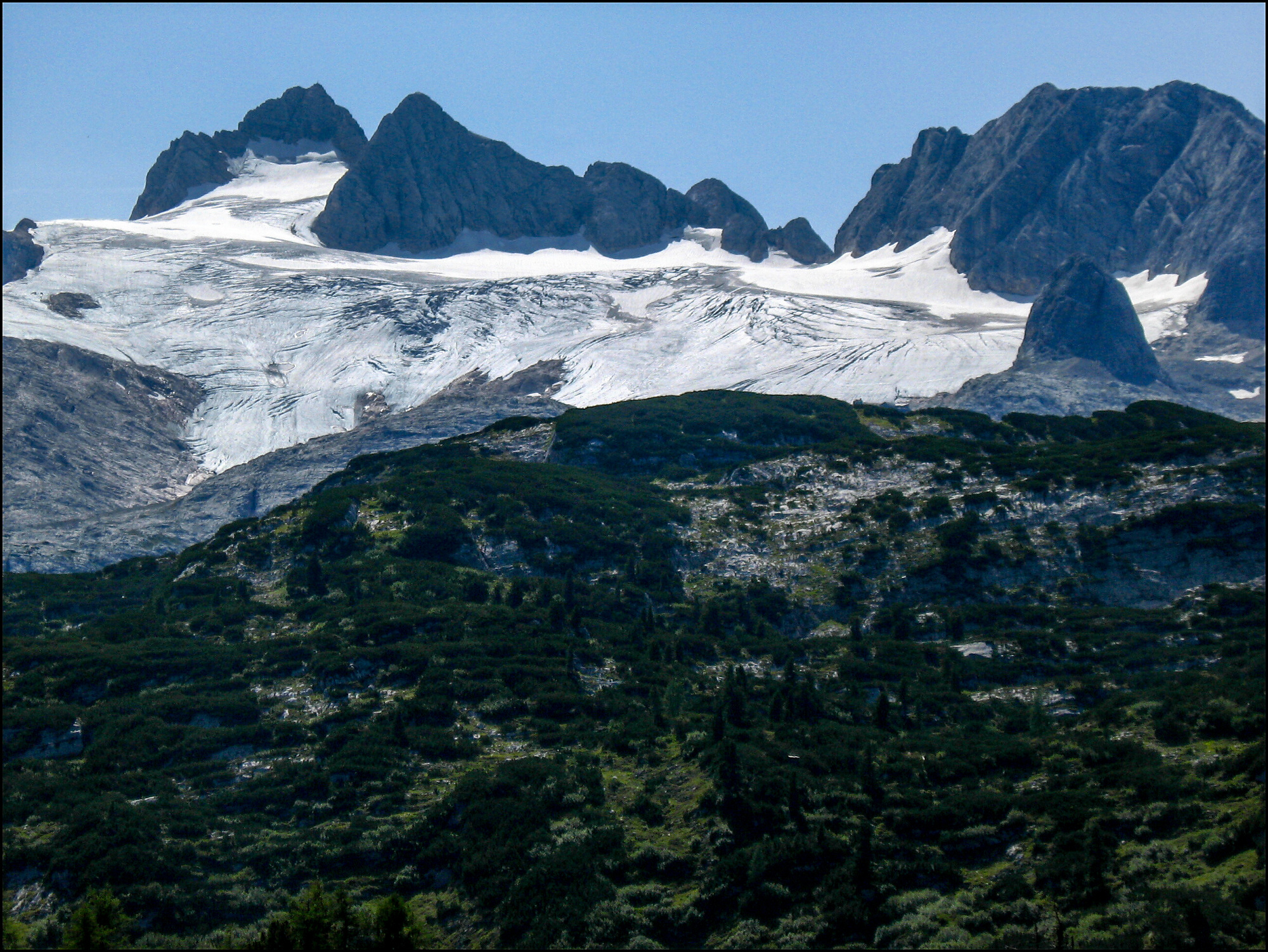 Výhled na Dachstein - 2.996 m n. m. s Hallstattským ledovcem.